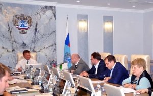 Глава Росавтодора обсудил перспективы импортозамещения с производителями дорожной техники и инновационных материалов